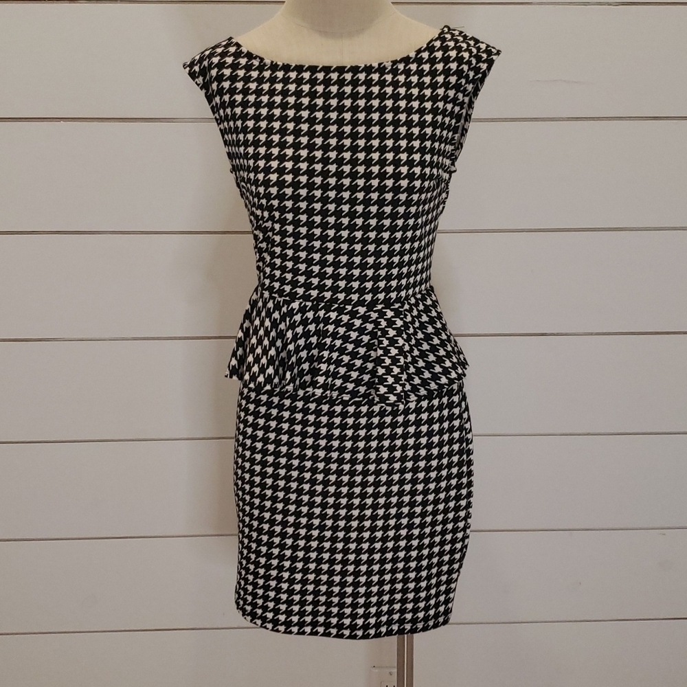 SOPRANO large black and white dress form fitting fitted
